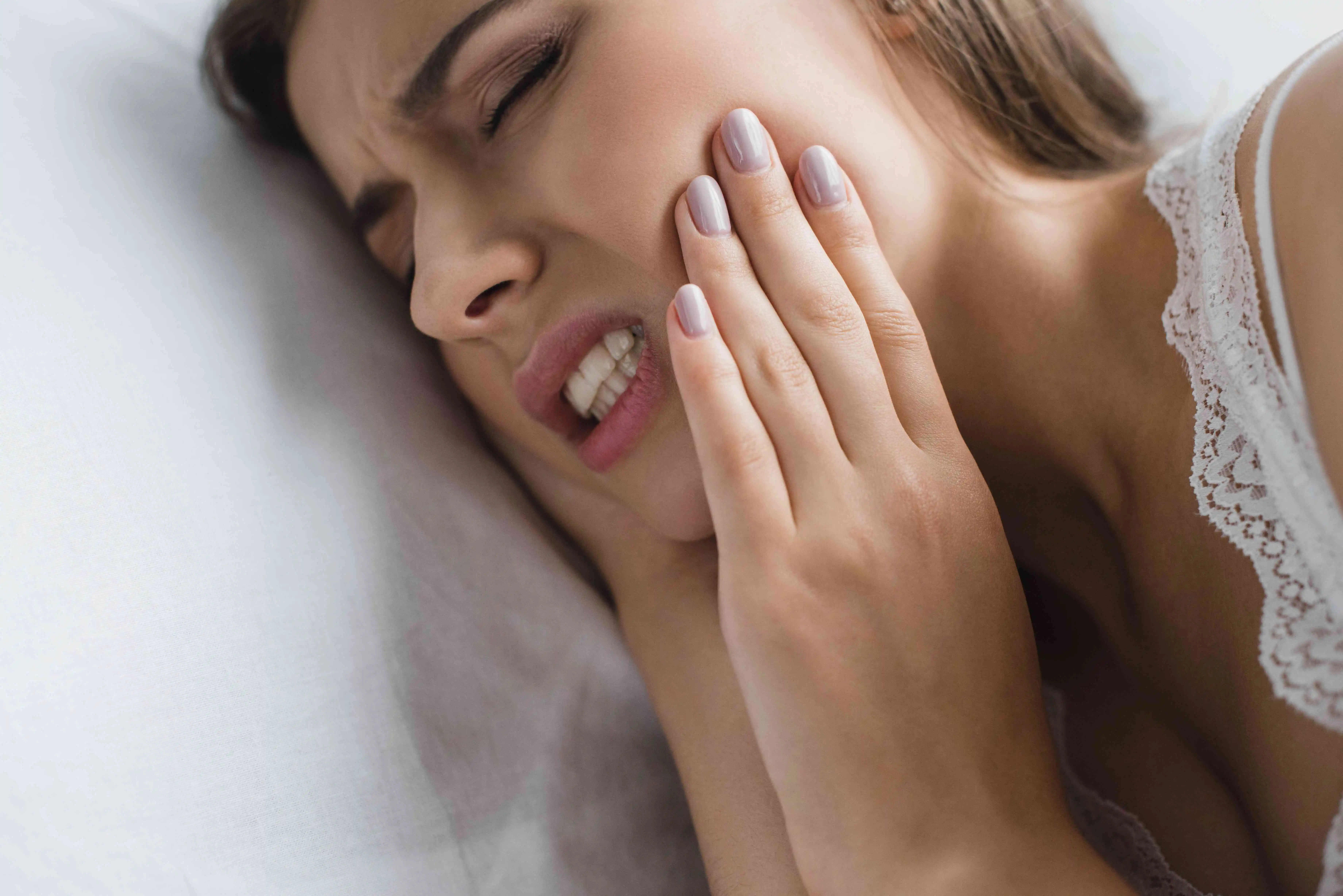 Toothache-Causes_-Symptoms_-Prevention Risks woman suffering from tootha